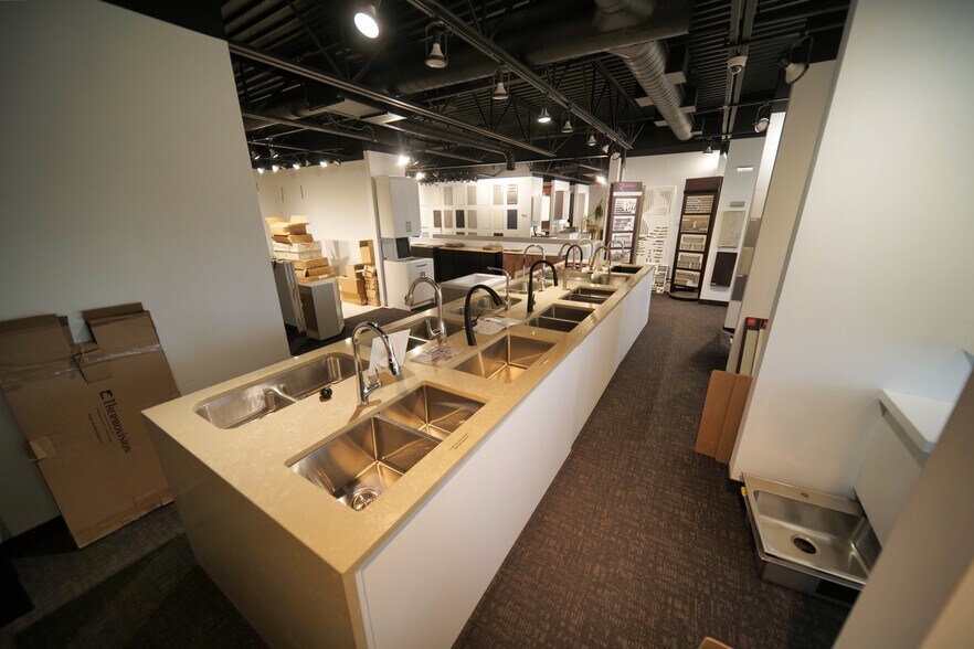 More Photos Of 310-350 Rue Ness, Montréal Flex For Sale