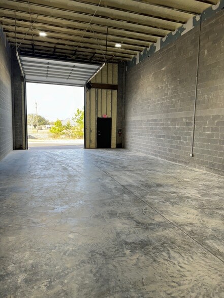 More Photos Of 6935 Big Lake Rd, Lake Charles Flex For Lease