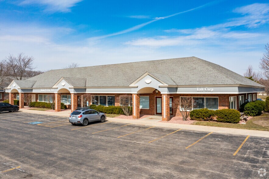 More Photos Of 3 S Greenleaf Ave, Gurnee Unknown For Lease