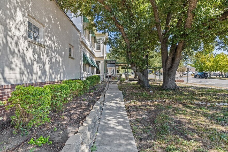 More Photos Of 503 Talbot St, Taylor Funeral Home For Sale