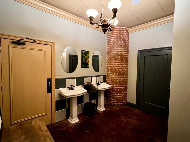 More Photos Of 117 Walnut St, Hattiesburg Restaurant For Sale