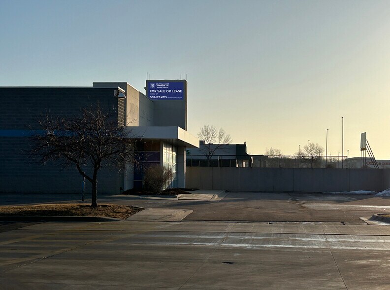 More Photos Of 1896 Adams St, Mankato Auto Repair For Sale