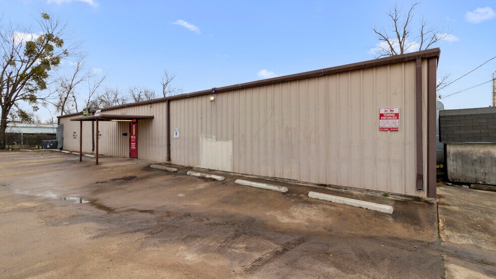 More Photos Of 1734 N Main St, Paris Freestanding For Sale