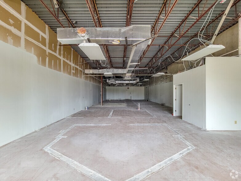 More Photos Of 2929-2951 Thousand Oaks Dr, San Antonio Storefront For Lease