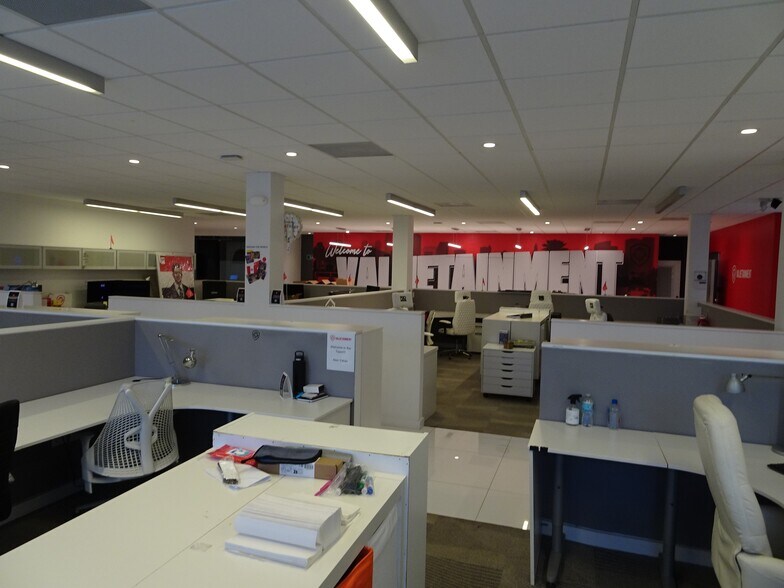 More Photos Of 5100 N Dixie Hwy, Oakland Park Office For Sale