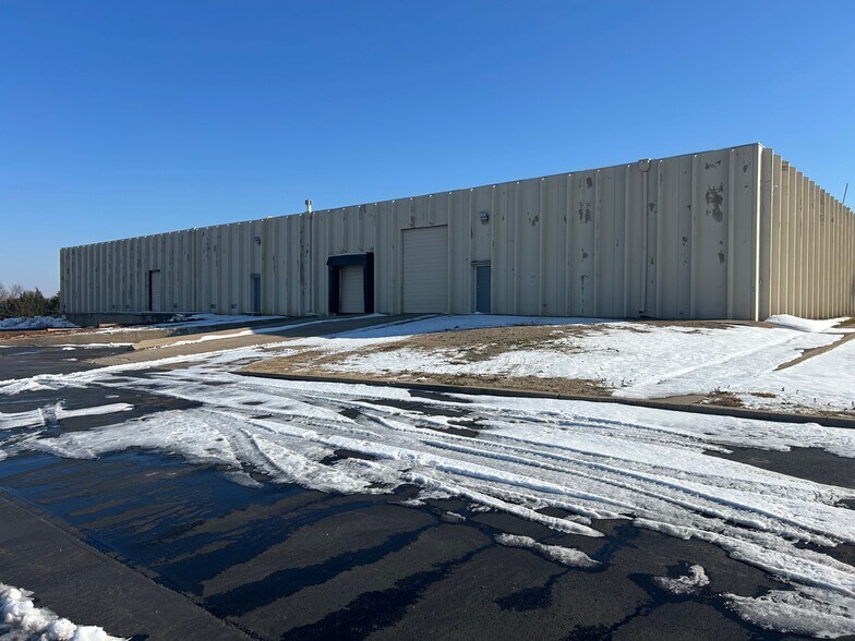More Photos Of 1103 E Maguire Rd, Noble Light Manufacturing For Sale