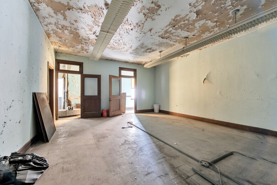 More Photos Of 9137 Linwood St, Detroit Parking Garage For Sale