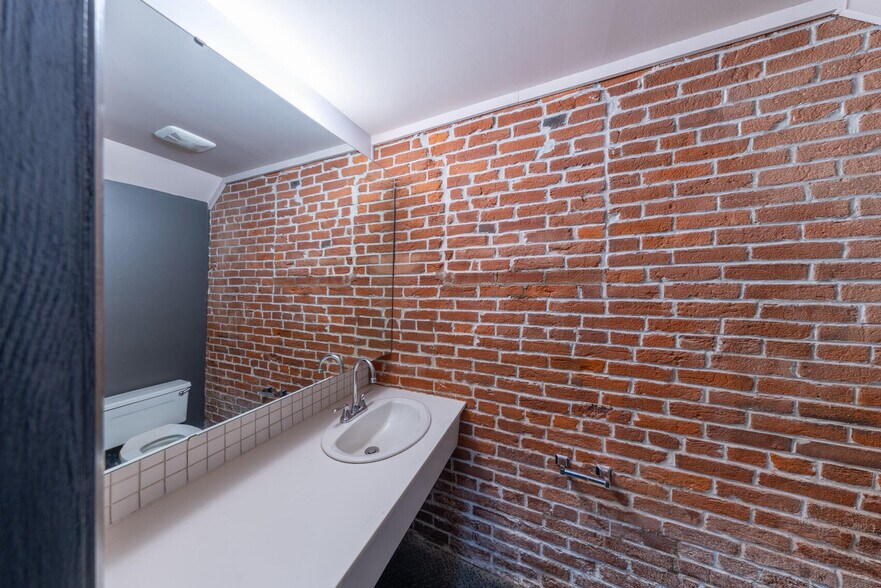 More Photos Of 5 S Newstead Ave, Saint Louis Office For Sale