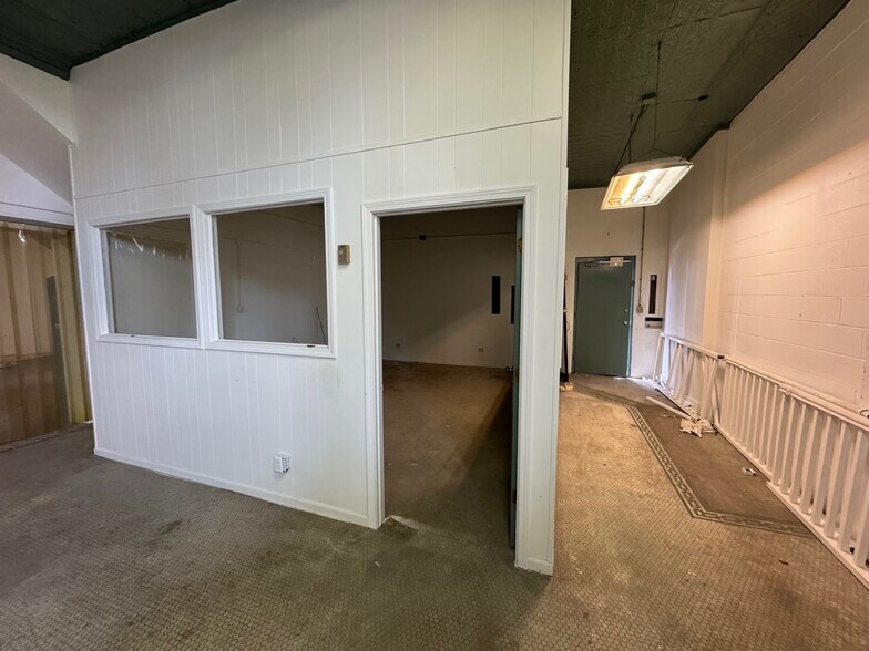 More Photos Of 1925 E Truman Rd, Kansas City Storefront Retail Office For Lease