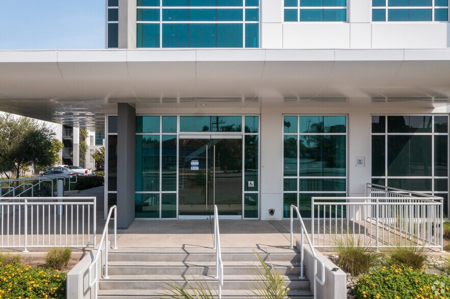 More Photos Of 17762 Beach Blvd, Huntington Beach Medical For Lease