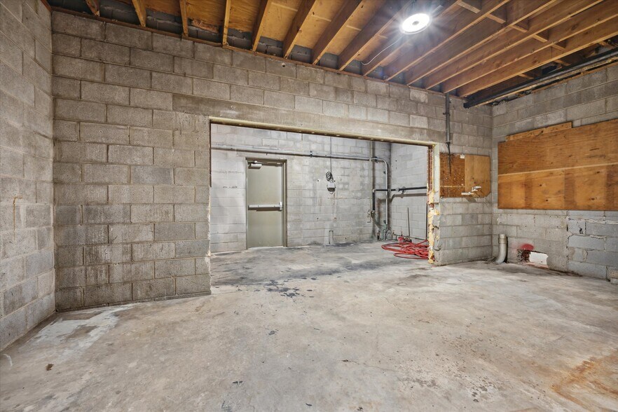 More Photos Of 969 Dixie Hwy, Rossford Freestanding For Sale