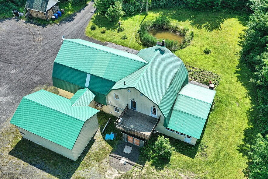 More Photos Of 4310 Chem. du Cordon, Varennes Winery Vineyard For Sale