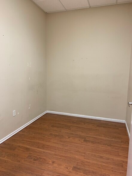 More Photos Of 1371 W Warm Springs Rd, Henderson Unknown For Lease