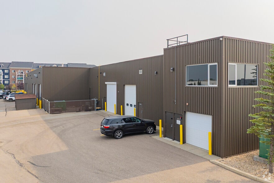 More Photos Of 3 Kingsview Rd SE, Airdrie Showroom For Lease