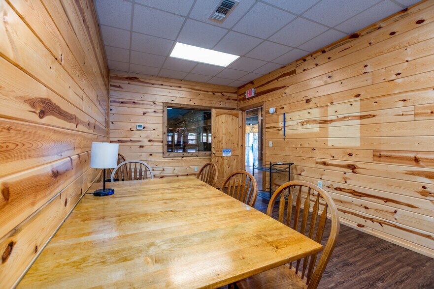 More Photos Of 1910 E Jackson St, Hugo Freestanding For Sale