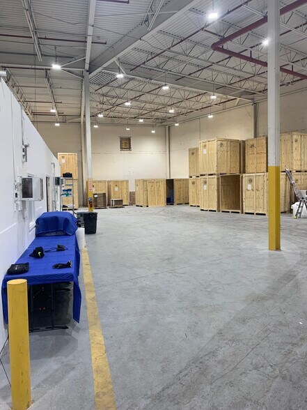 More Photos Of 15 Willet St, Belleville Distribution For Lease