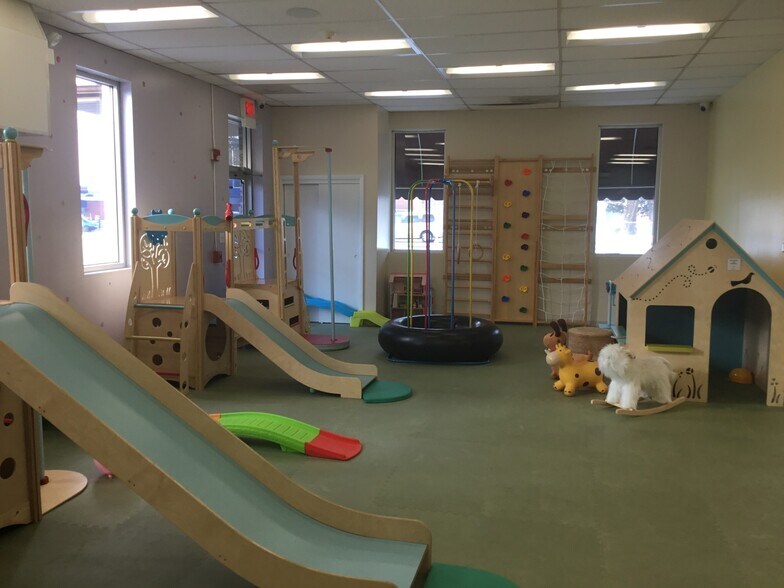More Photos Of 15801 Oak Park Ave, Oak Forest Showroom For Lease