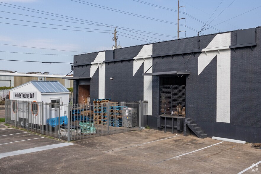 More Photos Of 1110 Paige St, Houston Warehouse For Lease