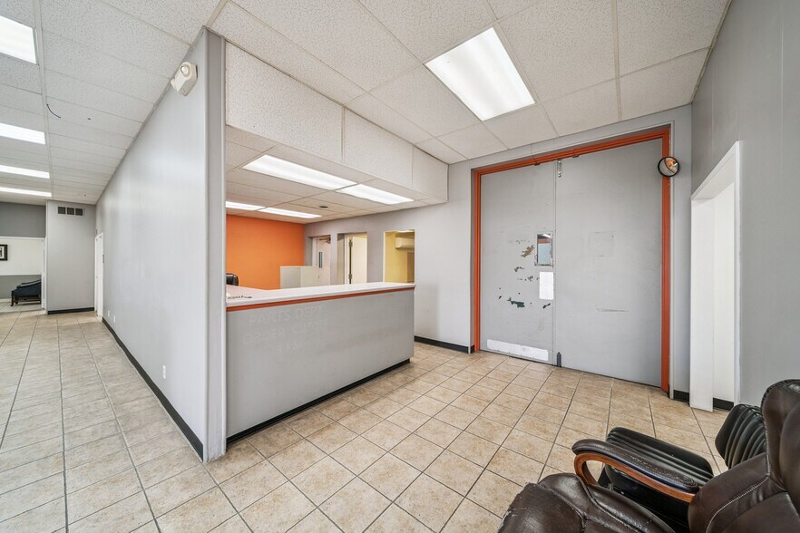 More Photos Of 8118 E 44th St, Tulsa Warehouse For Lease