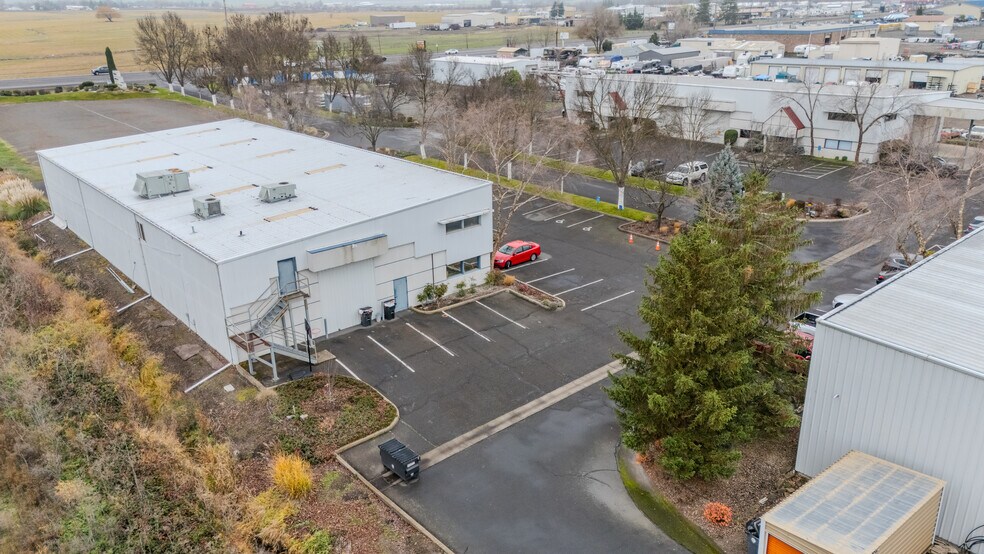 More Photos Of 5885 Crater Lake Hwy, Central Point Warehouse For Sale