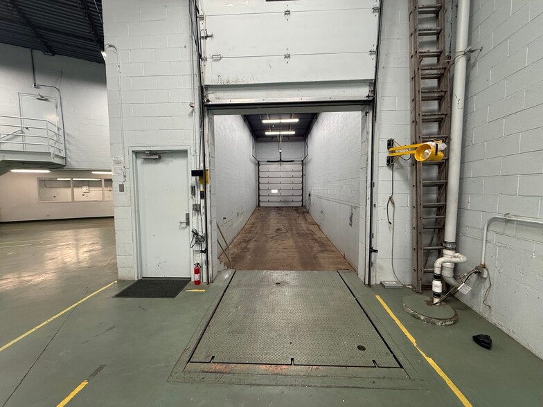 More Photos Of 1881 Industrial Dr, Libertyville Warehouse For Lease