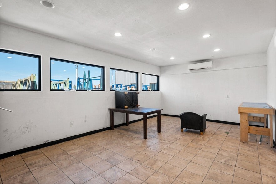 More Photos Of 800 East Watson Ln, New Braunfels Manufacturing For Lease