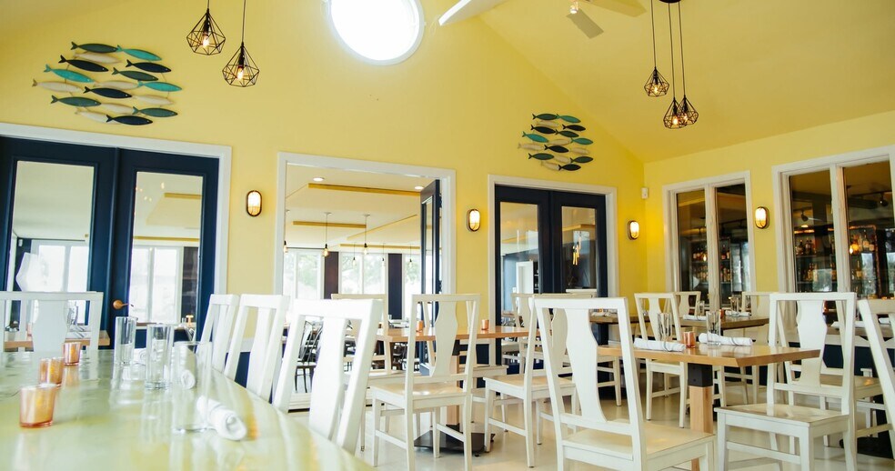 More Photos Of 17 S Edison St, Montauk Freestanding For Lease