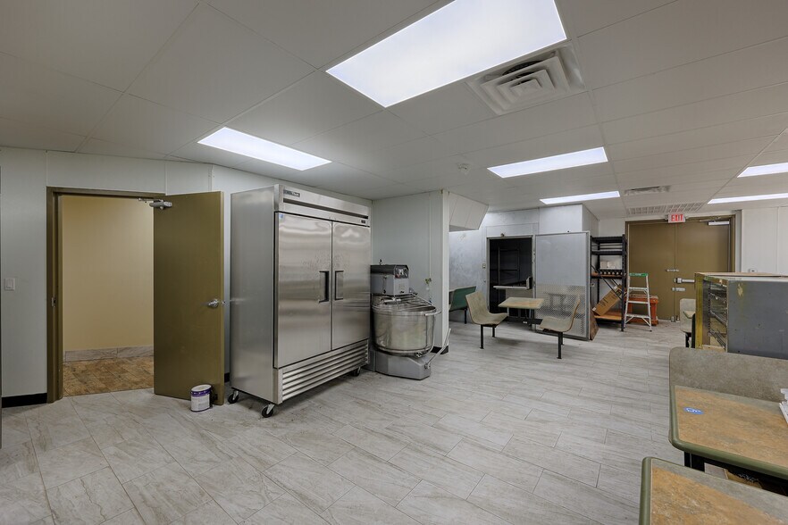 More Photos Of 1112 N Frazier St, Conroe Freestanding For Sale