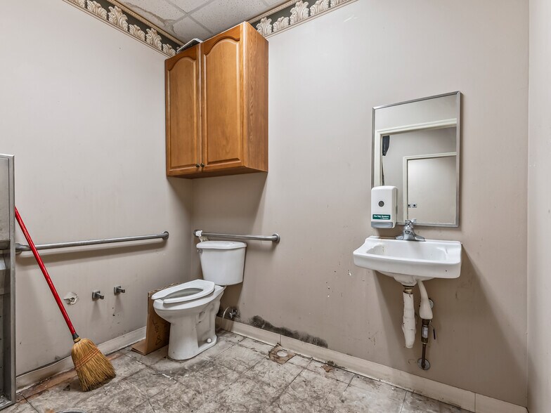 More Photos Of 2016 N Point Blvd, Tallahassee Office For Sale