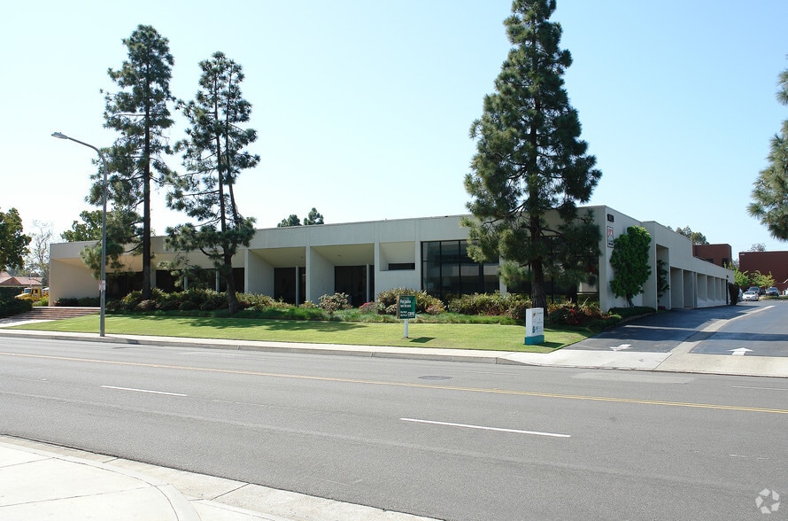 Primary Photo Of 1401 Quail St, Newport Beach Office For Lease