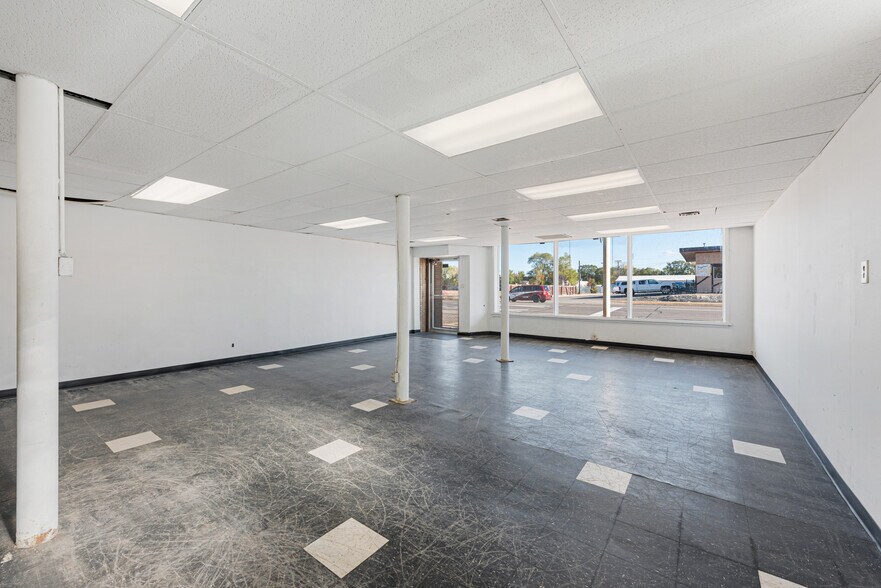 More Photos Of 5213 W Broadway Ave, Minneapolis Auto Dealership For Lease