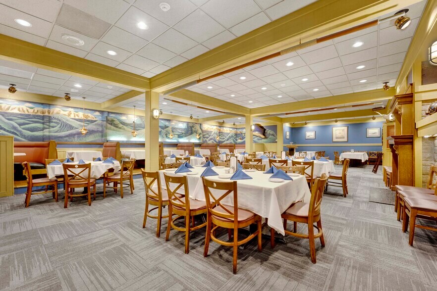 More Photos Of 890 E US Highway 45, Mundelein Freestanding For Sale