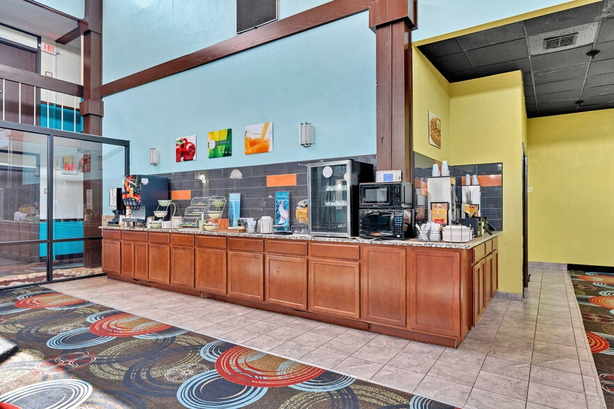 More Photos Of 3232 N Summit St, Arkansas City Hotel For Sale