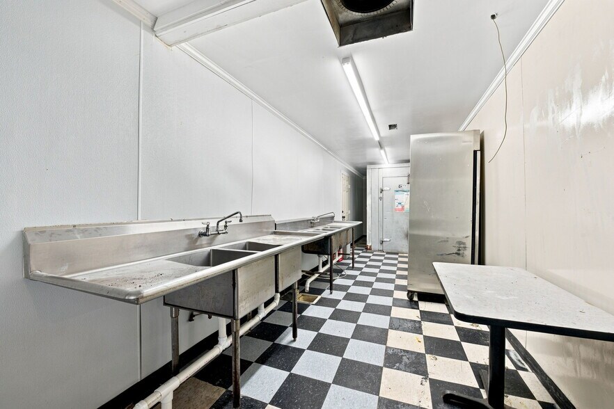 More Photos Of 346 W Jones St, Trenton Service Station For Lease