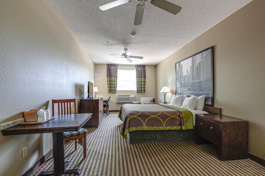 More Photos Of 5520 Grand Ave, Gurnee Hotel For Sale