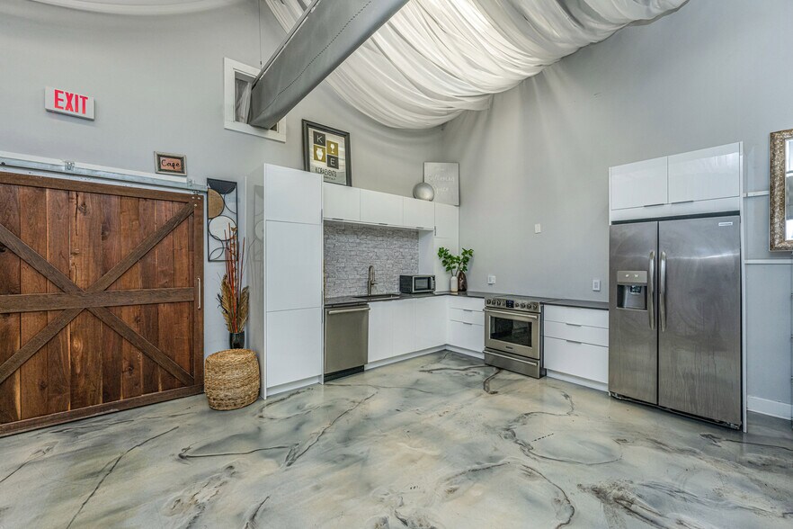 More Photos Of 622 Old Trolley Rd, Summerville Storefront For Sale