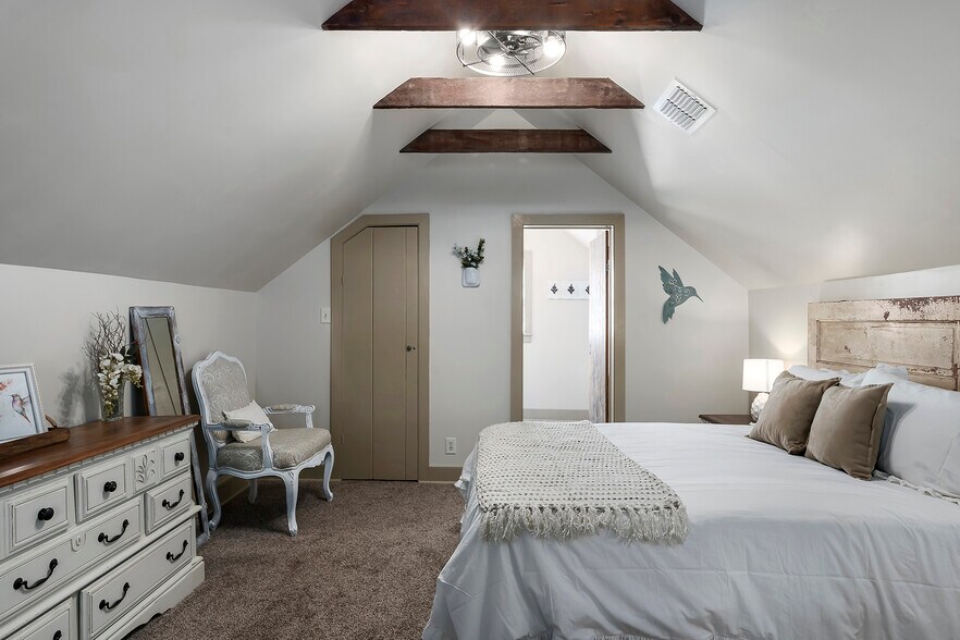 More Photos Of 104 E Austin St, Fredericksburg Storefront Retail Residential For Sale