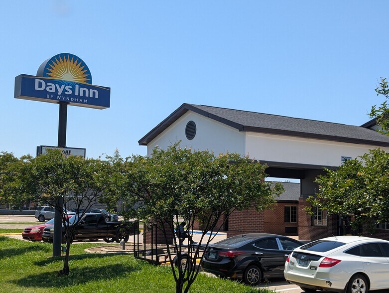 Primary Photo Of 912 US Highway 65/82 South, Lake Village Hotel For Sale