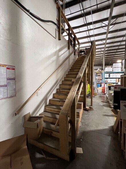 More Photos Of 5501 Clairemont Dr, Appleton Light Manufacturing For Lease