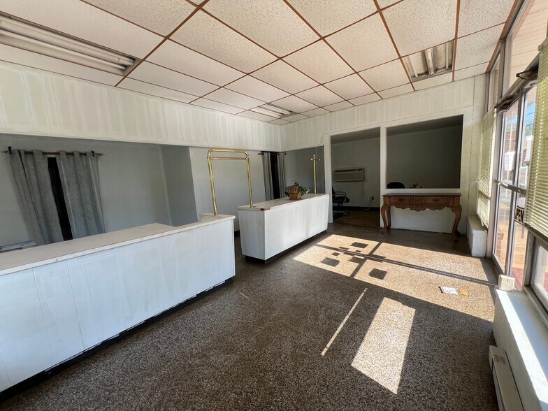 More Photos Of 166 N Logan St, Marion General Retail For Sale