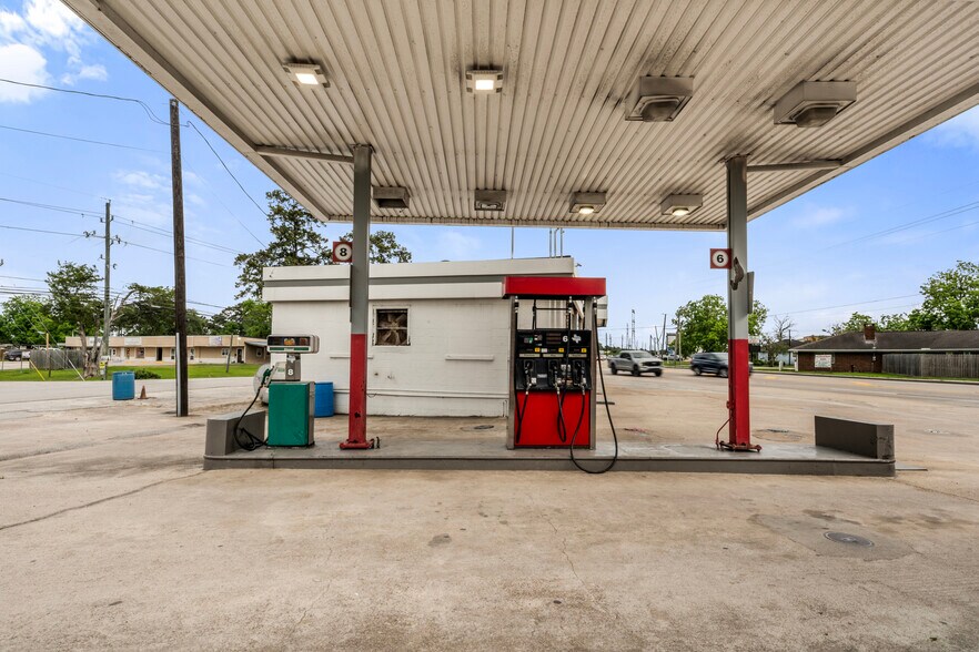 More Photos Of 5202 S Main St, Crosby General Retail For Sale