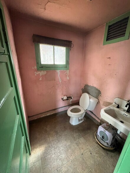 More Photos Of 498 N 500 W, Provo Convenience Store For Sale