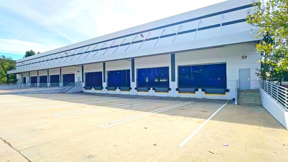 More Photos Of 709 Science Dr, Moorpark Warehouse For Lease