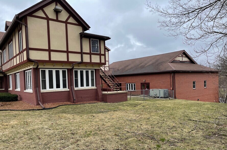 More Photos Of 621 W Oliver St, Owosso Medical For Lease