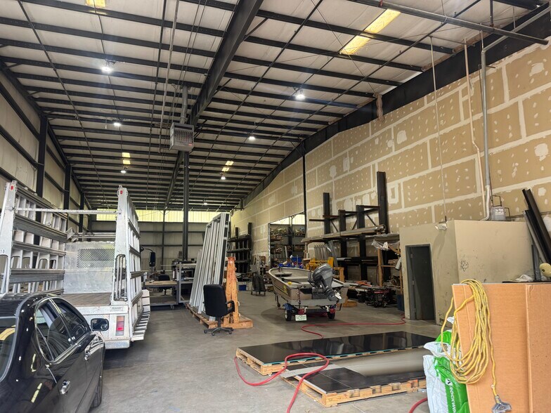 More Photos Of 44819 Acacia Ln, Sterling Warehouse For Lease