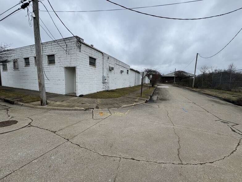 More Photos Of 905 Miami St, Akron Warehouse For Sale