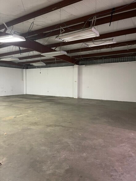 More Photos Of 3300 Jensen Dr, Houston Manufacturing For Lease
