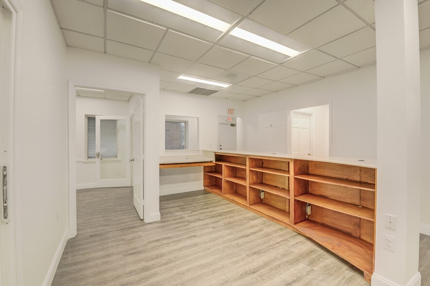 More Photos Of 4609 Pinecrest Office Park Dr, Alexandria Medical For Sale
