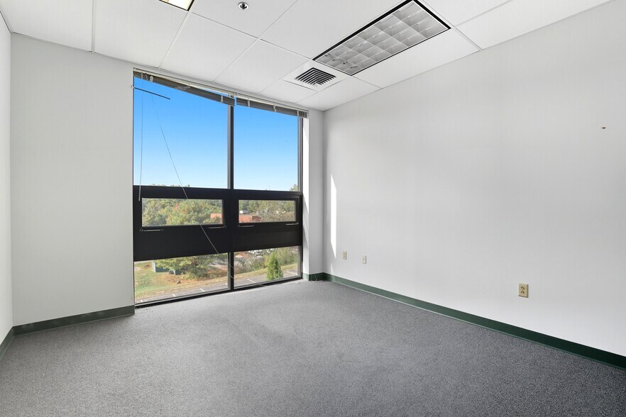 More Photos Of 25 Manchester St, Merrimack Loft Creative Space For Lease