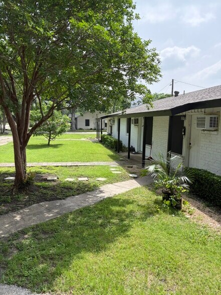 More Photos Of 700 W Avenue G, Garland Apartments For Sale